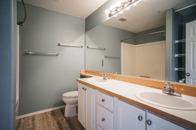 Building Photo - Charming Townhome Condo 3 Bedrooms / 2.5 B...