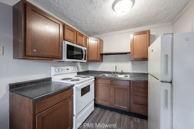 Building Photo - "Cozy 1-Bedroom Haven in Greenfield – Perf...