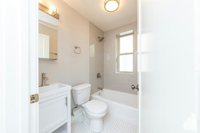 Building Photo - 640 W Wrightwood Ave