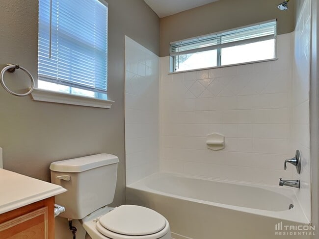 Building Photo - 33107 Cottonwood Bend