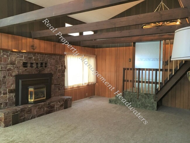 Building Photo - 4 Bedroom 2 Bath Farm House for Rent