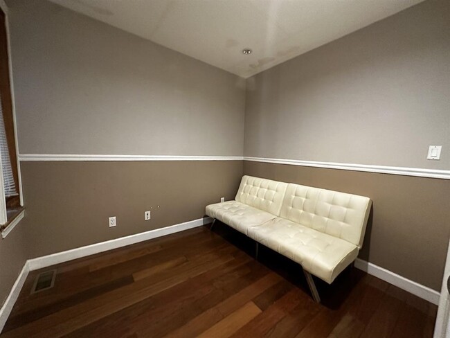 Building Photo - 45A Van Reypen St