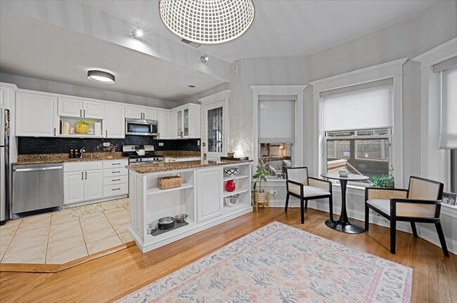 Building Photo - 1023 W Dakin St