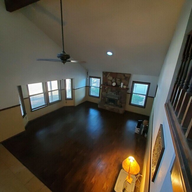 Building Photo - Beautiful home on Skyline Drive