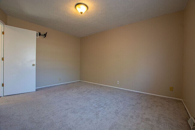 Building Photo - 3 Bedroom / 2 Bath Home in Millard!
