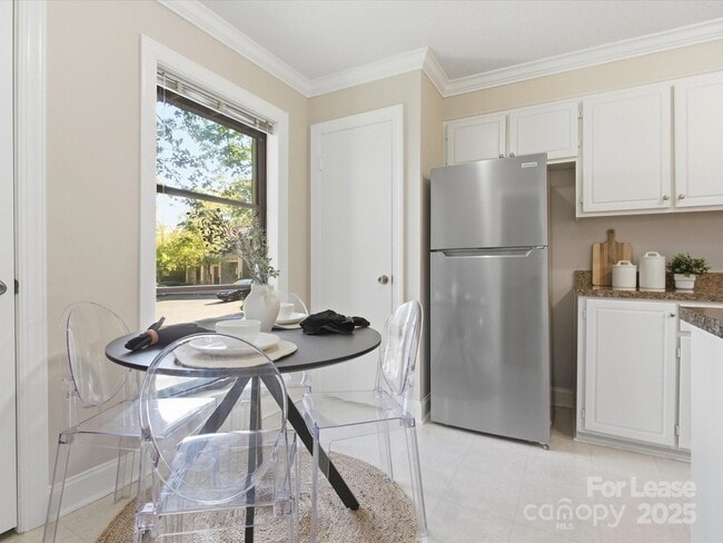 Building Photo - 7925 Charter Oak Ln