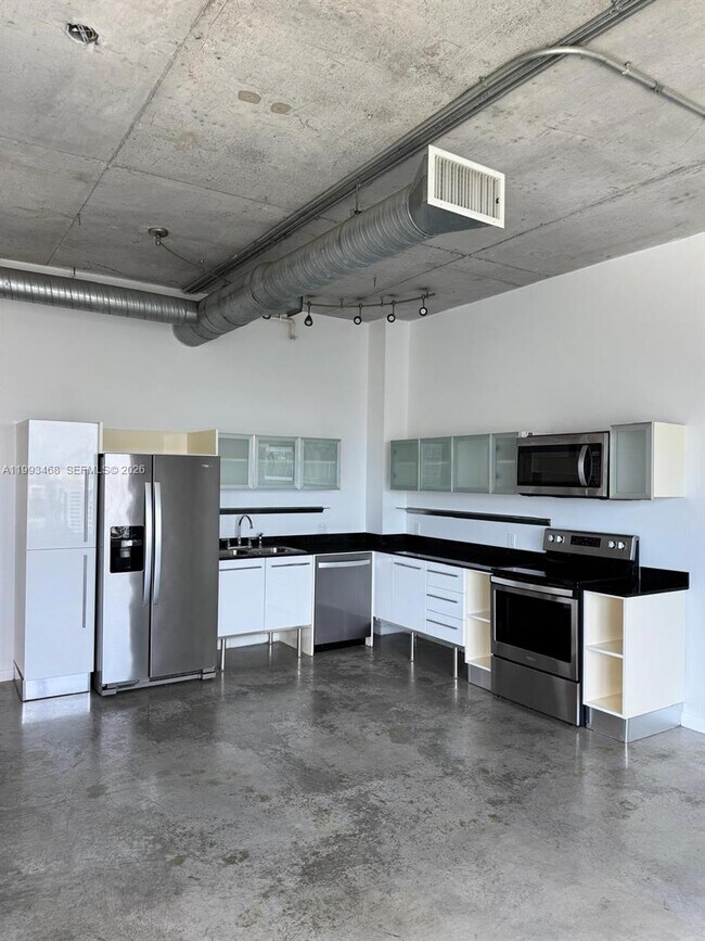 Building Photo - 10 SW South River Dr