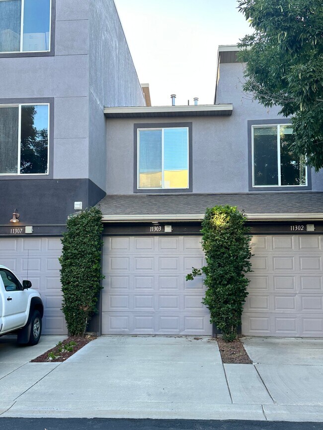 Building Photo - 11303 S River Heights Dr