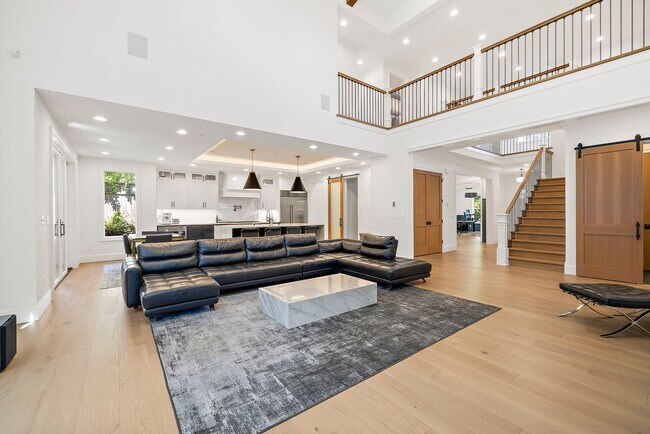 Building Photo - 4bd/4.75ba Bellevue House