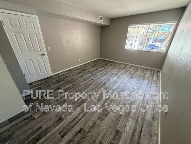 Building Photo - 1405 E Vegas Valley Dr