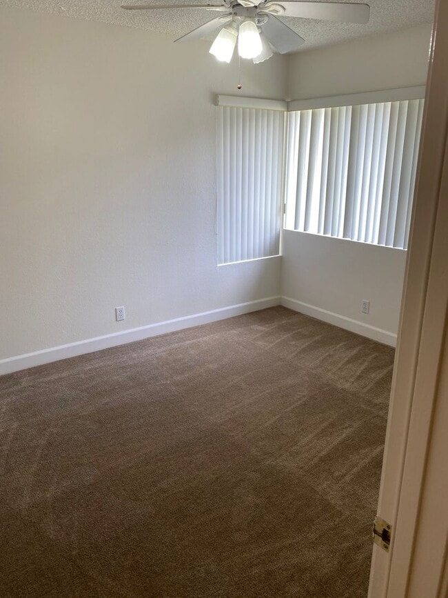 Building Photo - Poway Townhome @ Pomerado Pines!
