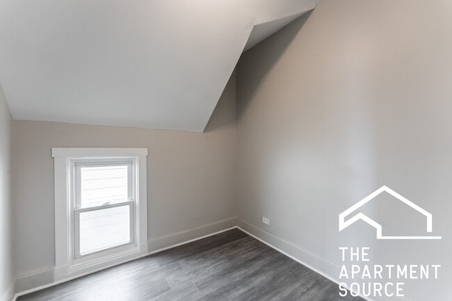 Building Photo - 2853 W Dickens Ave