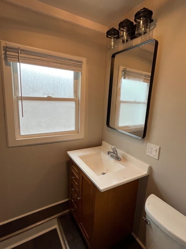 Building Photo - 3215 N Bartlett Ave