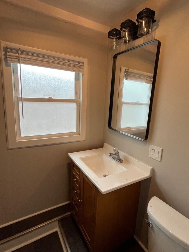 Building Photo - offboarding 4/14/26 3215 N Bartlett Ave