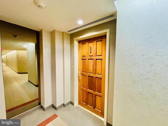 Building Photo - 1530 Key Blvd