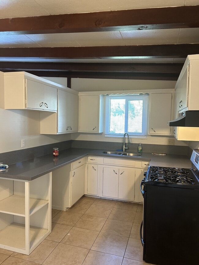 Building Photo - 402 Helen Ave