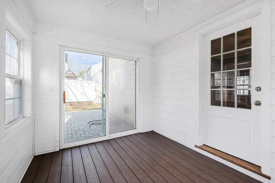 Building Photo - 11 Acadia St