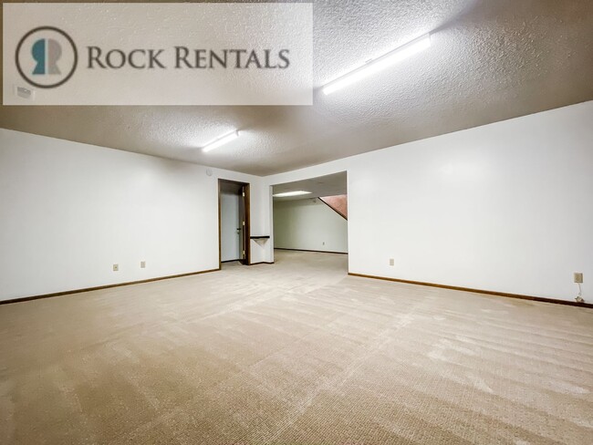 Building Photo - 2 Bed 2 Bath Duplex with Full Basement