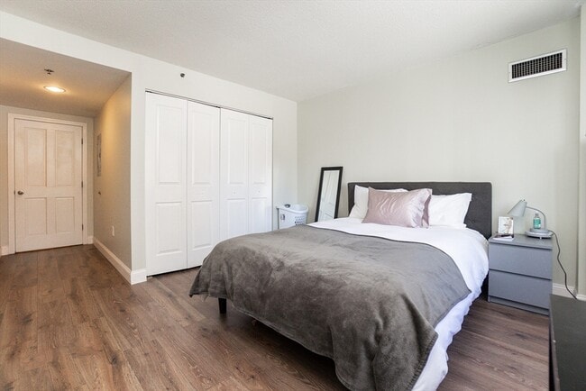 Building Photo - 8 - 10-10 Museum Way