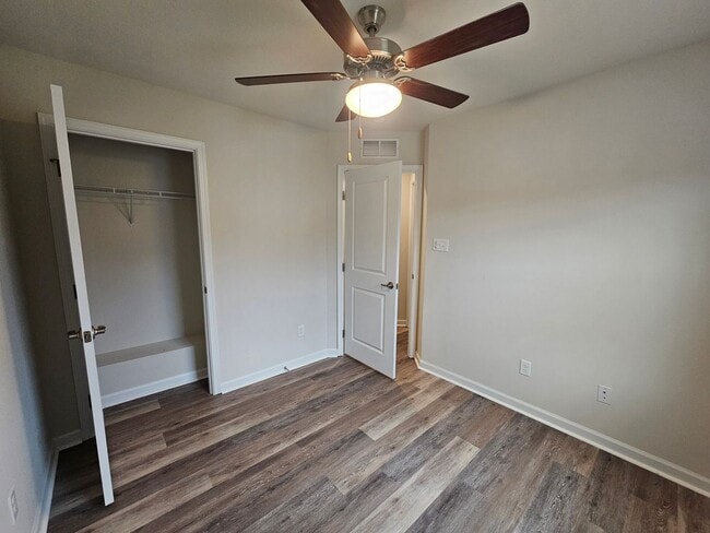 Building Photo - 3 Bedroom, 2.5 Bathroom Townhome, Available NOW