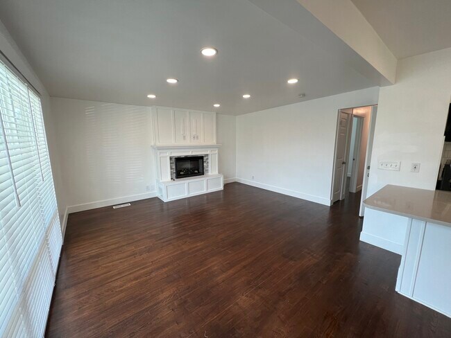 Building Photo - 825 E Larkspur Dr