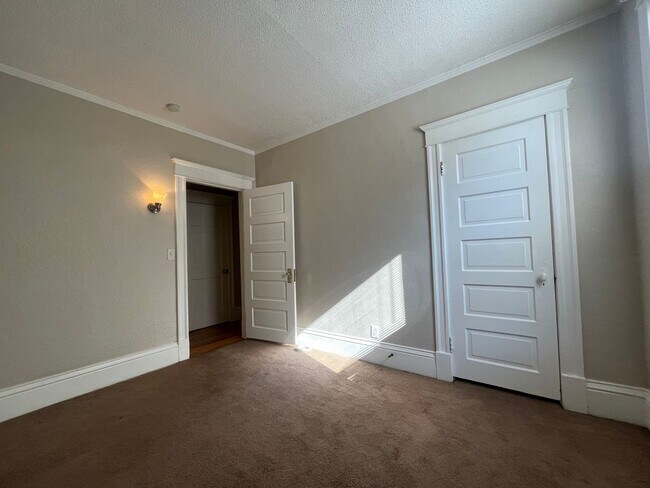 Building Photo - This spacious 3-bedroom lower level duplex...