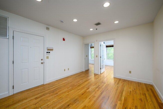 Building Photo - 912 Park Ave
