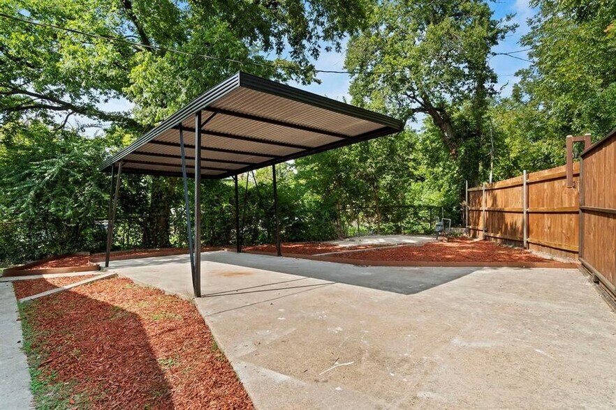 Building Photo - 1910 Danube Dr