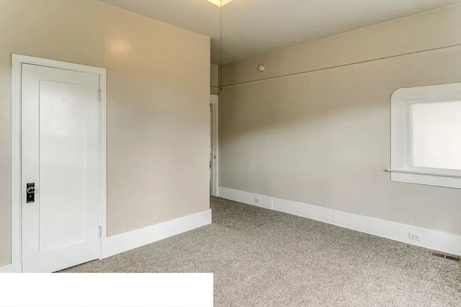 Building Photo - Large 6 Bedroom House Available in August!!