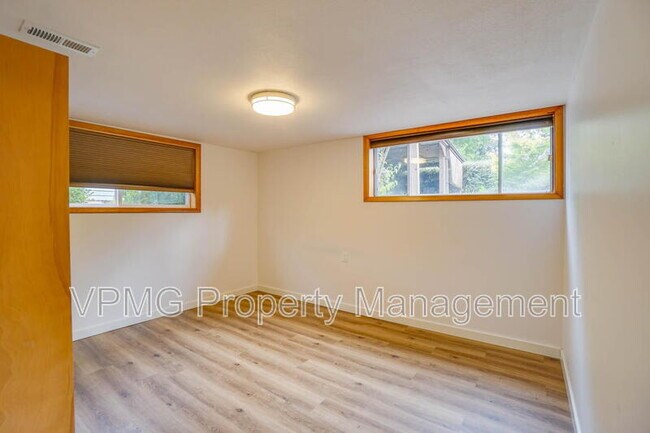 Building Photo - 6904 NE 70th St