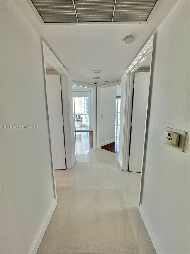 Building Photo - 16500 Collins Ave