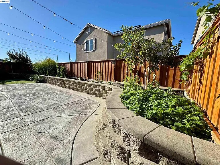 Building Photo - 464 Coolcrest Dr