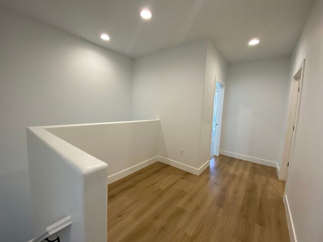 Building Photo - SPACIOUS TOWNHOME AVAILABLE FOR RENT