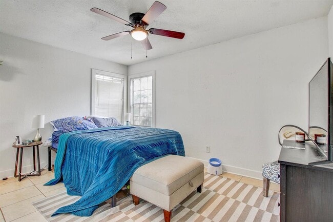 Building Photo - 3317 S Oak Dr