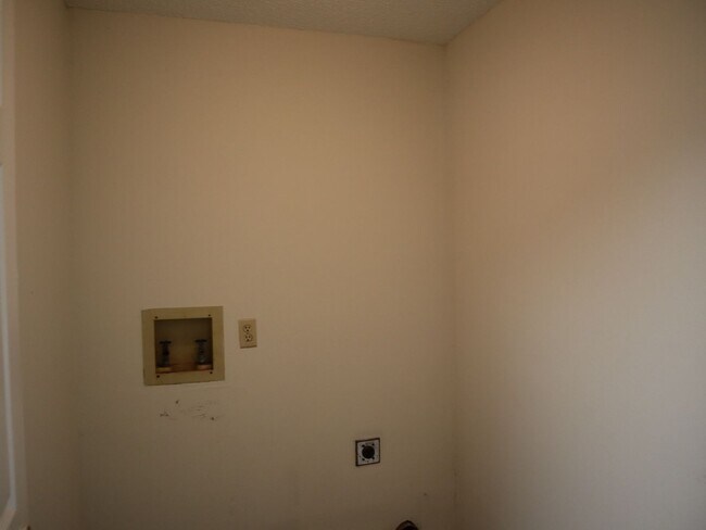 Building Photo - 3 Bedroom 2 Bath 2 Car Garage Deltona