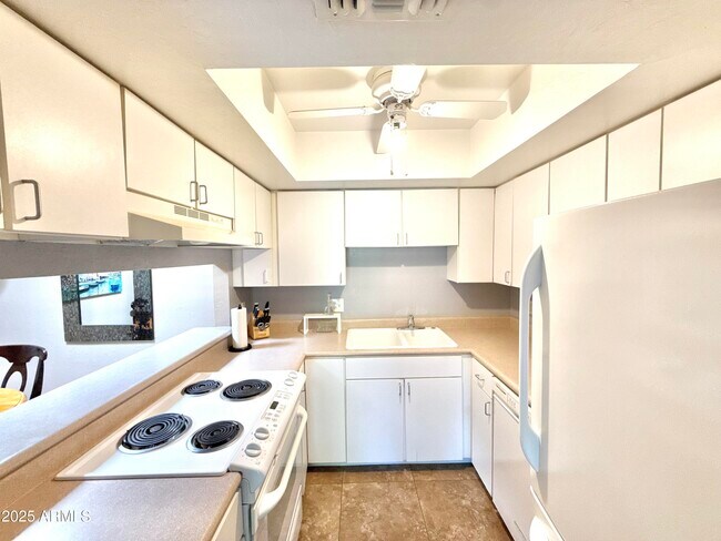 Building Photo - 8649 E Royal Palm Rd