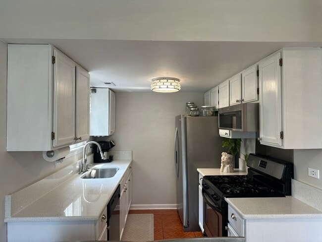Building Photo - 1723 DeForest Ln