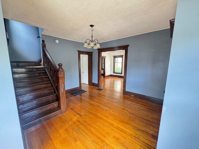 Building Photo - Large 4 Bedroom home!
