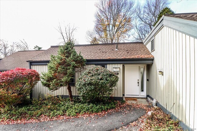 Building Photo - 929 Heritage Vlg