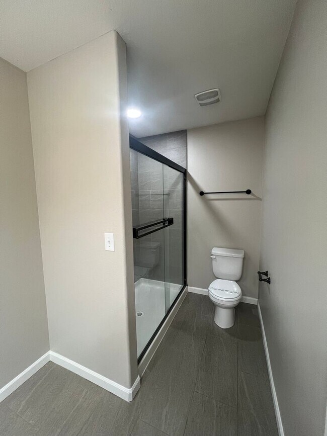 Building Photo - Recently Renovated! Spacious 3 Bedroom Home with Fenced Yard, Patio, and 2-Car Garage With Move I...