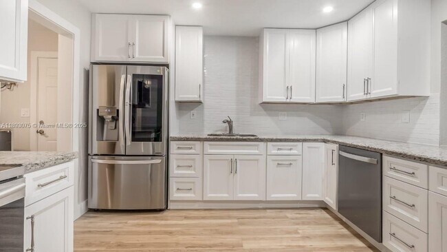 Building Photo - 740 Beachwood Ln