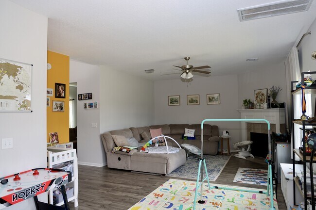 Building Photo - 418 Huntington Dr