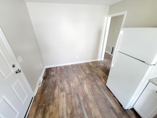 Building Photo - 3 Bed 1 Bath Newly Remodeled Home in Burlington!