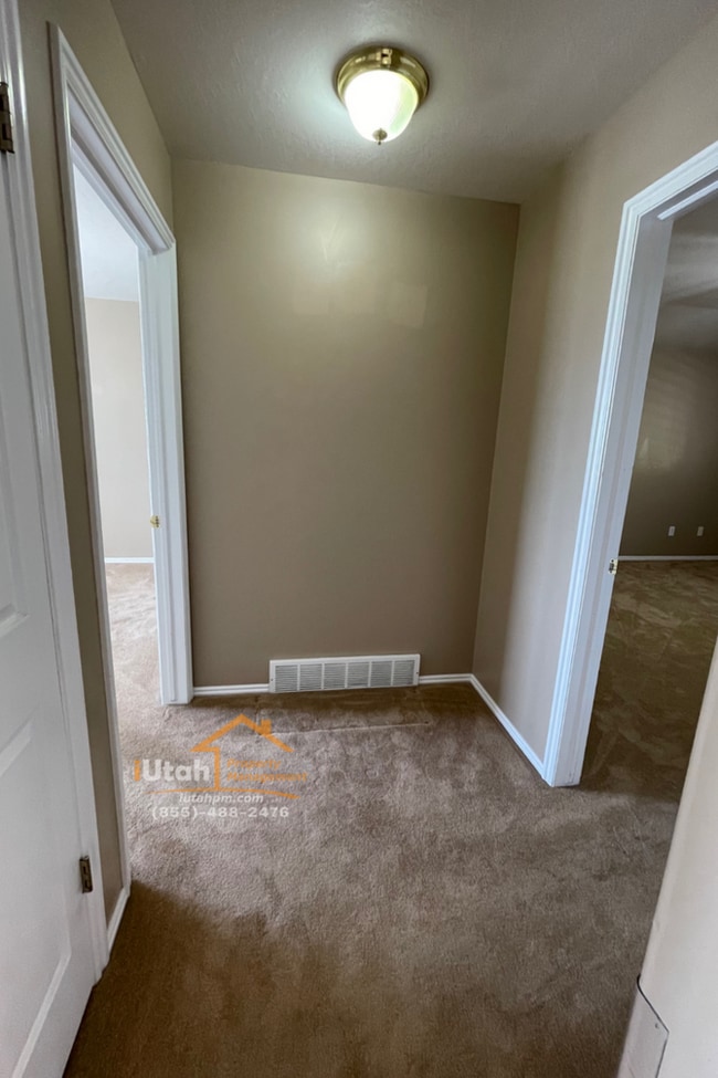Building Photo - East Layton 6 Bdrm 3 Bth 2 car garage home.