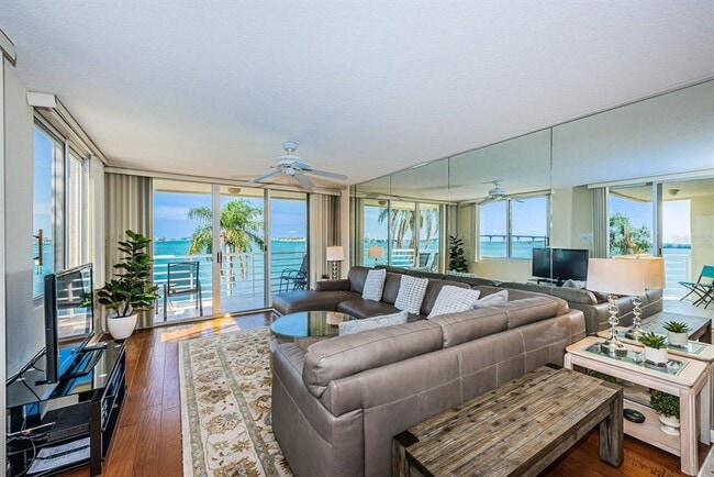 Building Photo - 6105 Bahia Del Mar Cir N