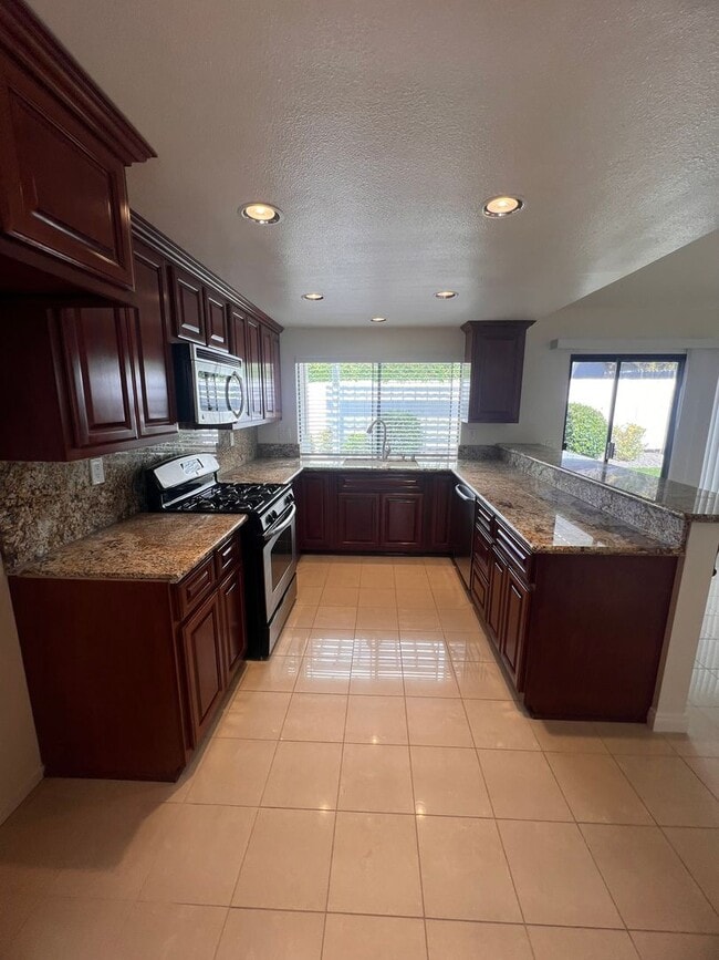 Building Photo - Camarillo - Single story, four bedroom, two bathroom home