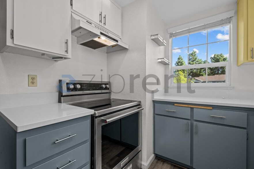 Building Photo - 1894 Shirley Dr