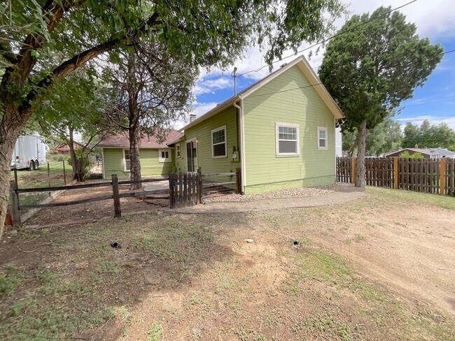 Building Photo - 2 Bedroom Home Available Near Pikes Peak Ave & S Institute St!