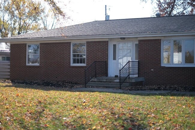 Building Photo - West Lafayette Home, Fenced Backyard, Attached 2 Car Garage, Stainless Appliances, Full Basement