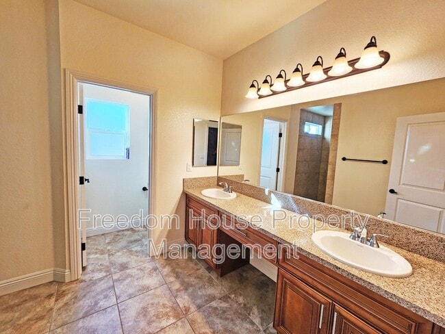 Building Photo - 4920 Honey Locust Dr